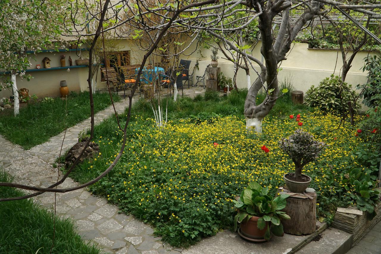 4Bd Appartaments With Cozy Garden Tbilisi Exterior photo