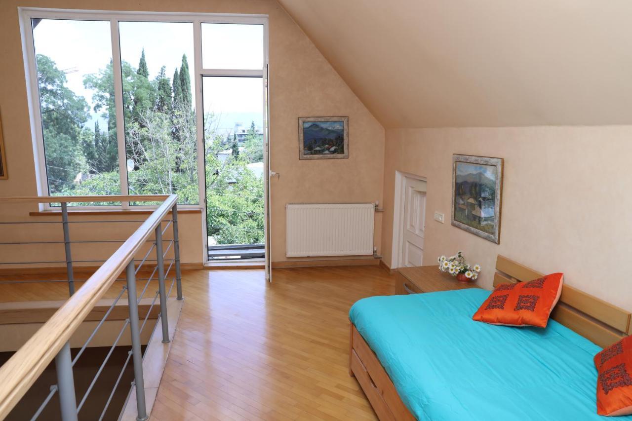 4Bd Appartaments With Cozy Garden Tbilisi Exterior photo
