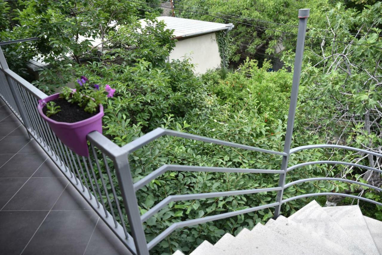 4Bd Appartaments With Cozy Garden Tbilisi Exterior photo